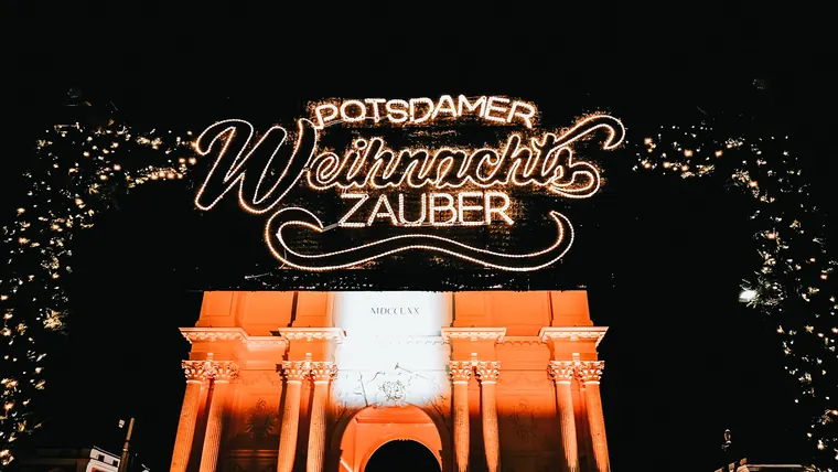 Leuchtender Schriftzug Potsdamer Weihnachtszauber am Brandenburger Tor