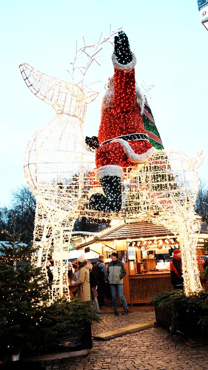 Leuchtender Weihnachtsmann auf dem Rentier am Bassinplatz