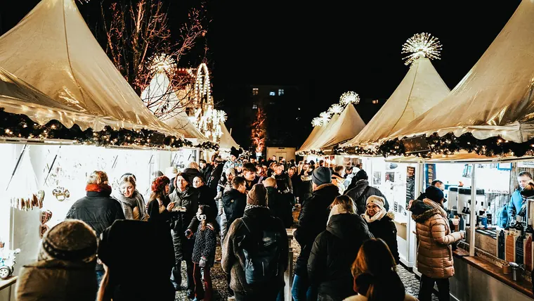Weiße Pagodenzelte am Luisenplatz mit Besuchern