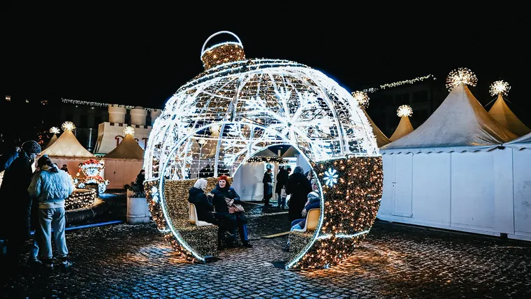 Begehbare Lichterkugel zwischen den Pagoden