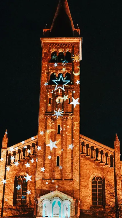 Kirchturm von St. Peter und Paul mit leuchtenden Sternen