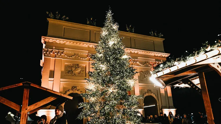 Brandenburger Tor mit Weihnachtsbaum und Ständen