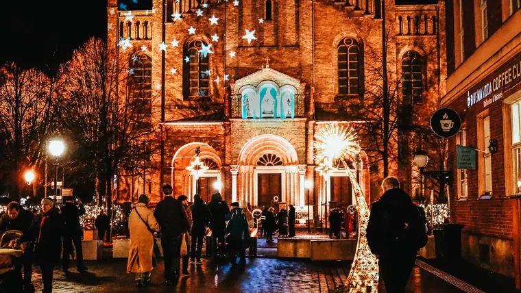 St. Peter und Paul mit Lichtern und Besuchern