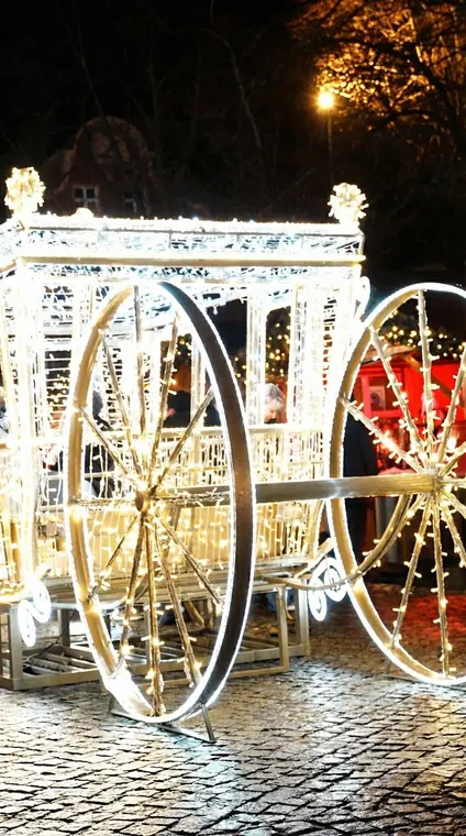 Leuchtende Kutsche aus Lichterketten