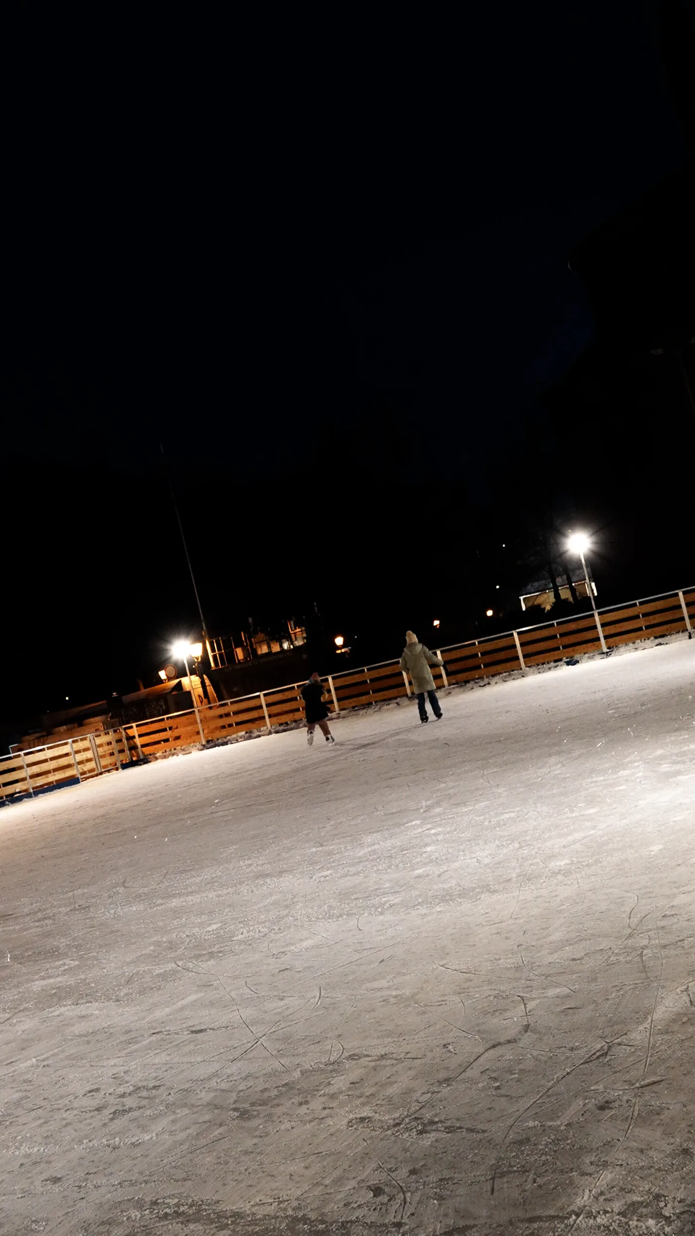 Die Eisbahn des Potsdamer Weihnachtszaubers bei Nacht