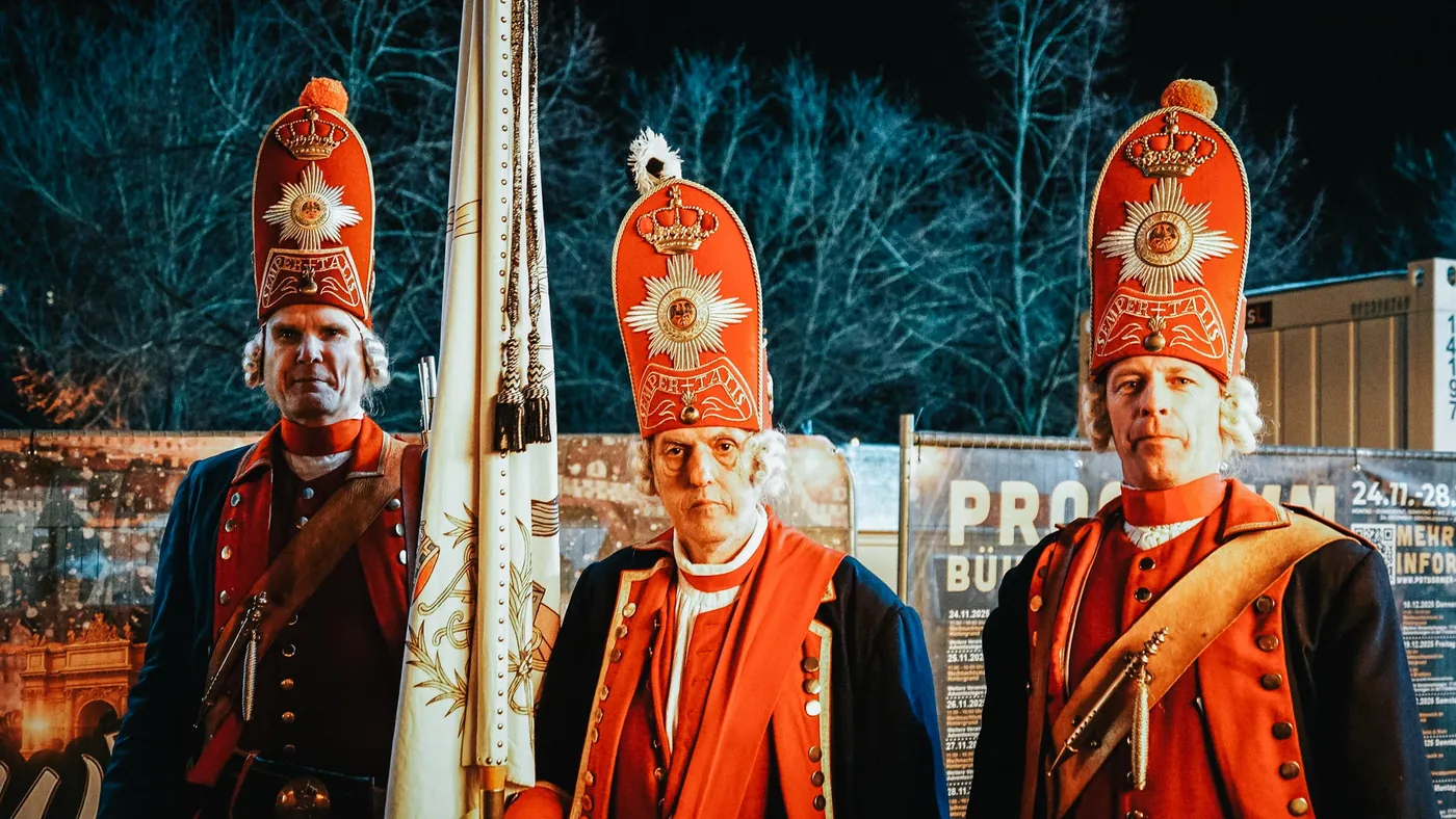 Darsteller in historischen Uniformen auf dem Weihnachtsmarkt