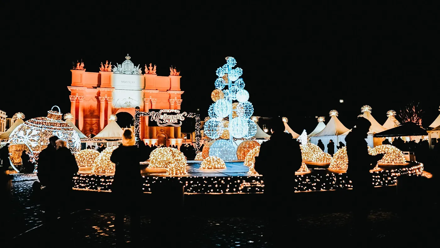 Beleuchtete Lichtfiguren entlang der Marktfläche