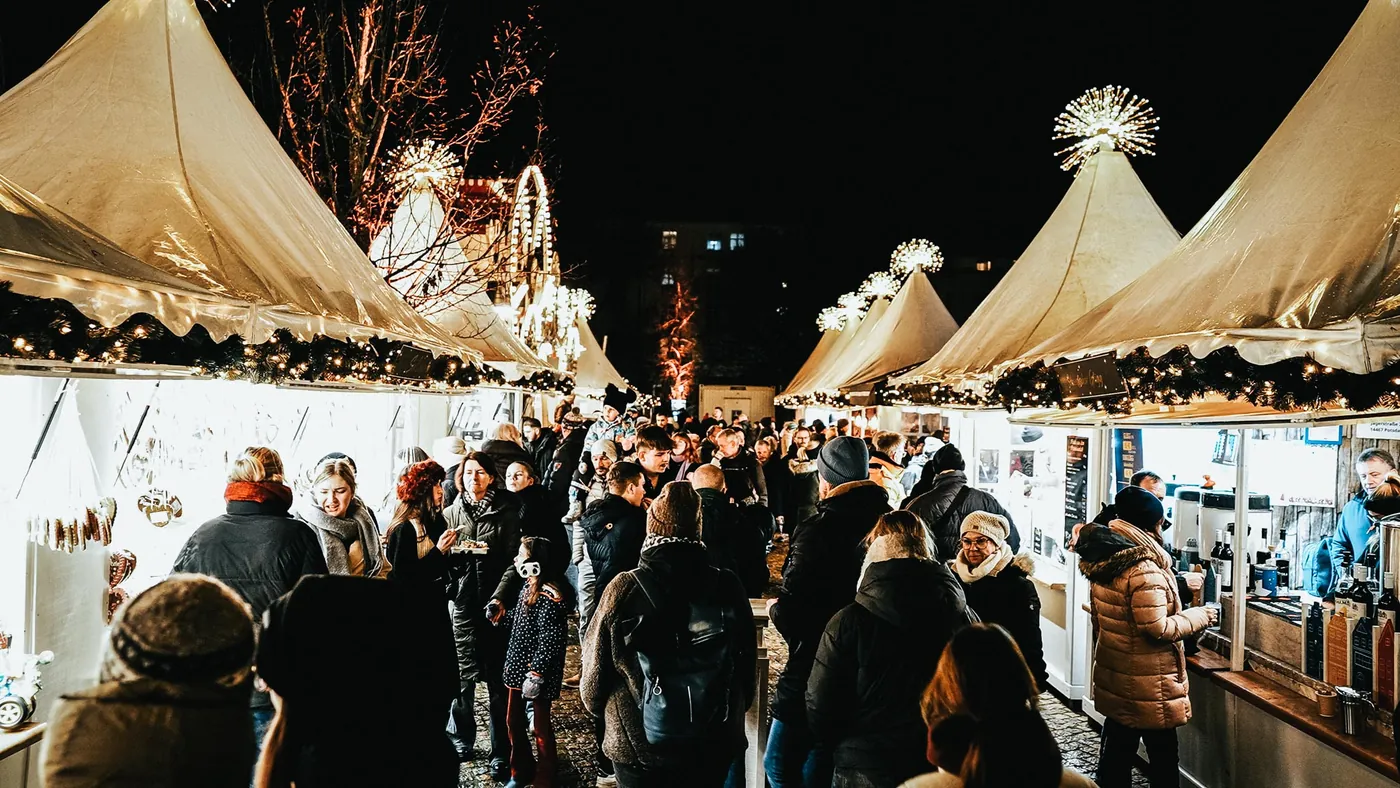 Weiße Pagodenstände mit Besuchern am Abend