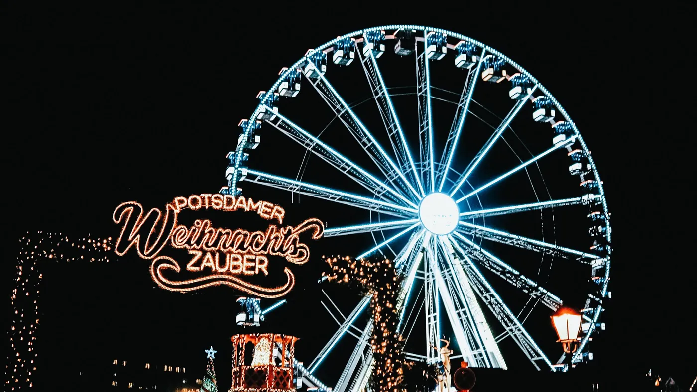 Beleuchtetes Riesenrad mit dem Schriftzug Potsdamer Weihnachtszauber