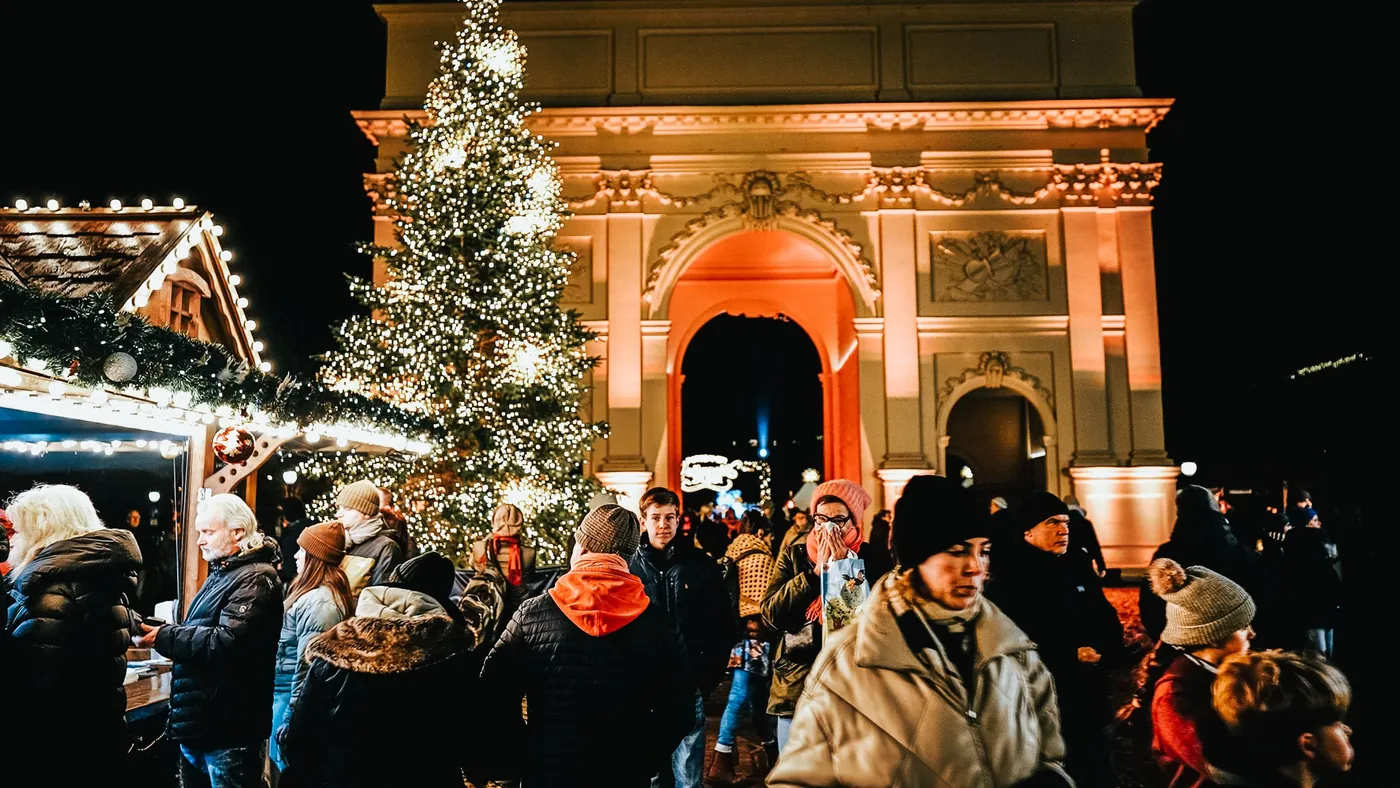 Weihnachtsbaum und Marktstände vor dem Brandenburger Tor